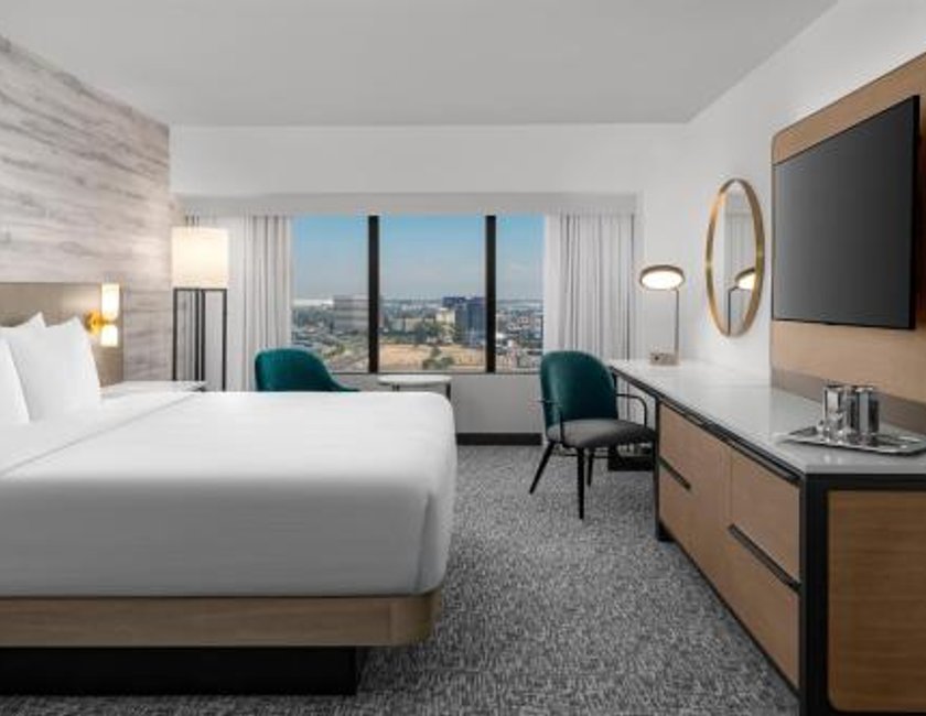 Habitación en planta alta, adaptada para personas con discapacidad auditiva - Cama extragrande del hotel Hilton Los Angeles Airport. Foto 2