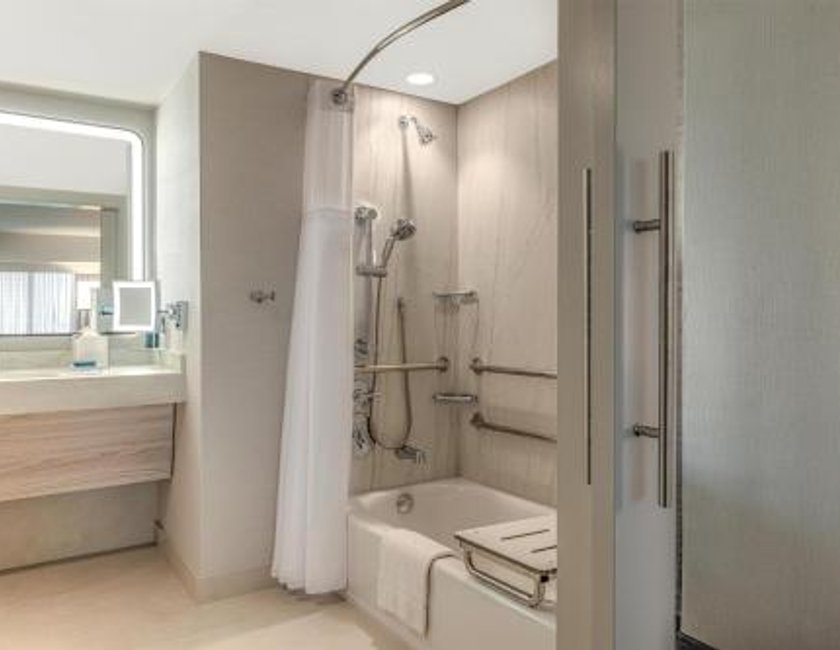 Habitación con cama extragrande y bañera - Planta superior - Adaptada para personas de movilidad reducida del hotel Hilton Los Angeles Airport