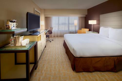 Habitación con cama extragrande. del hotel Hilton Los Angeles Airport