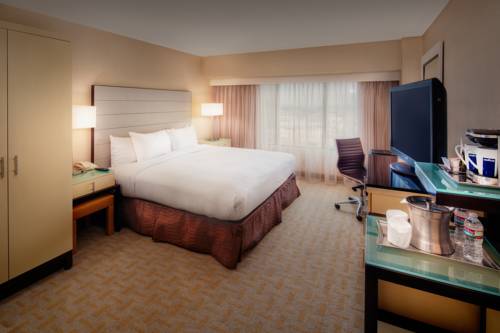 Habitación con cama extragrande. del hotel Hilton Los Angeles Airport. Foto 1