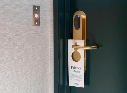 Habitación esquinera con cama extragrande - Adaptada para personas con discapacidad auditiva del hotel Hilton Los Angeles Airport