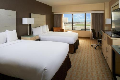 Habitación Doble - 2 camas dobles del hotel Hilton Los Angeles Airport. Foto 4