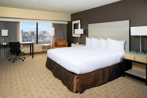 Habitación adaptada para personas con discapacidad/discapacidad auditiva y equipada con bañera - Cama extragrande del hotel Hilton Los Angeles Airport. Foto 7