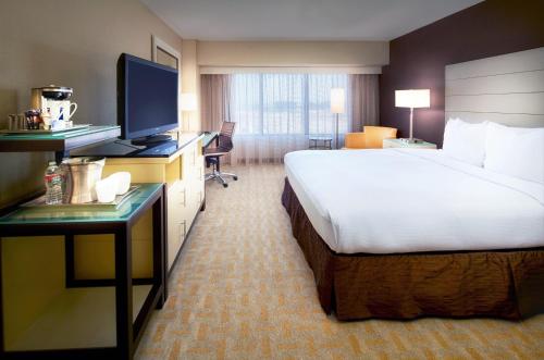 Habitación doble 1 Cama king Normal del hotel Hilton Los Angeles Airport. Foto 2