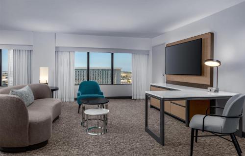 Habitación Parlor del hotel Hilton Los Angeles Airport. Foto 1