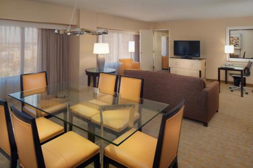 Habitación Parlor del hotel Hilton Los Angeles Airport. Foto 4