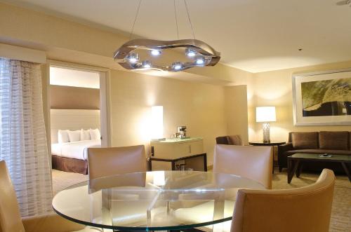 Habitación Parlor del hotel Hilton Los Angeles Airport. Foto 5