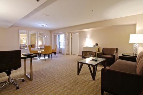 Habitación Parlor del hotel Hilton Los Angeles Airport. Foto 6