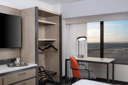 Habitación Superior con 1 cama extragrande y bañera adaptada para personas de movilidad reducida/con discapacidad auditiva del hotel Hilton Los Angeles Airport. Foto 2