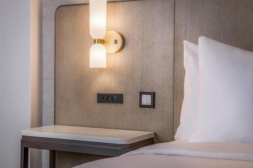 Habitación Superior con 1 cama extragrande y bañera adaptada para personas de movilidad reducida/con discapacidad auditiva del hotel Hilton Los Angeles Airport. Foto 7