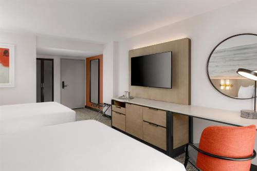 Habitación Doble Superior con 2 camas grandes del hotel Hilton Los Angeles Airport. Foto 3