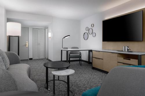 Suite superior con cama extragrande - Adaptada para personas con discapacidad auditiva del hotel Hilton Los Angeles Airport