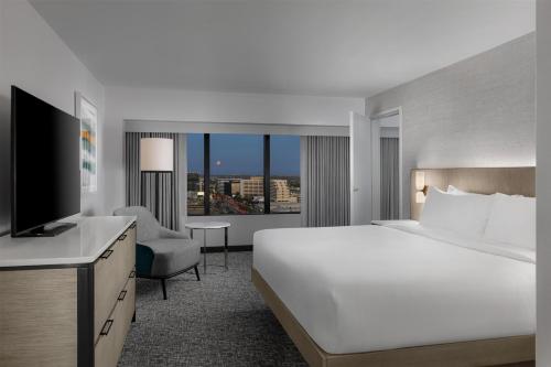 Suite superior con cama extragrande - Adaptada para personas con discapacidad auditiva del hotel Hilton Los Angeles Airport. Foto 2