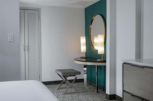 Suite superior con cama extragrande - Adaptada para personas con discapacidad auditiva del hotel Hilton Los Angeles Airport. Foto 4