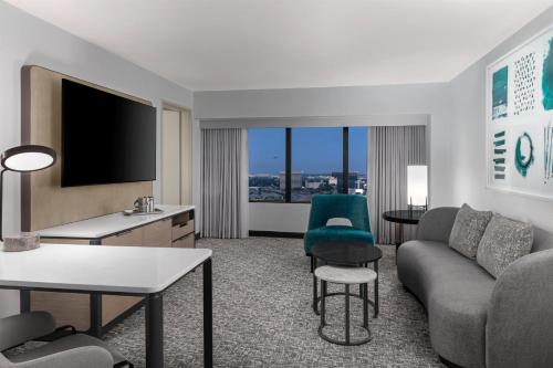 Suite Superior de 1 dormitorio con 2 camas grandes del hotel Hilton Los Angeles Airport. Foto 2