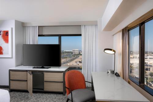 Habitación Esquinera con cama extragrande del hotel Hilton Los Angeles Airport. Foto 3