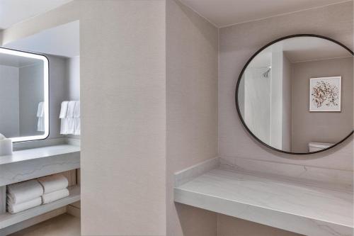 Habitación esquinera con cama extragrande - Adaptada para personas con discapacidad auditiva del hotel Hilton Los Angeles Airport. Foto 1