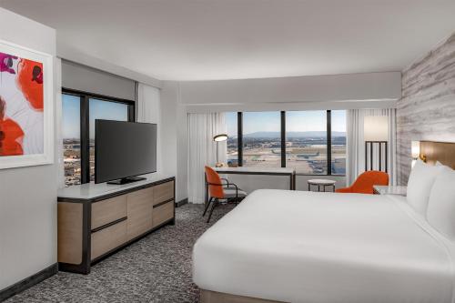 Habitación esquinera con cama extragrande - Adaptada para personas con discapacidad auditiva del hotel Hilton Los Angeles Airport. Foto 2