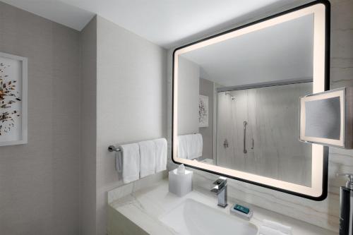 Habitación esquinera con cama extragrande - Adaptada para personas con discapacidad auditiva del hotel Hilton Los Angeles Airport. Foto 4