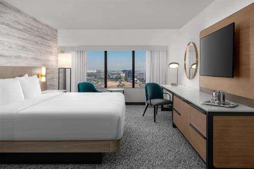 Habitación con cama extragrande - Planta superior del hotel Hilton Los Angeles Airport. Foto 1