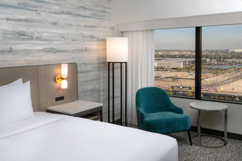 Habitación en planta alta, adaptada para personas con discapacidad auditiva - Cama extragrande del hotel Hilton Los Angeles Airport