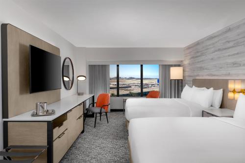Habitación - 2 camas grandes - Adaptada para personas con discapacidad auditiva del hotel Hilton Los Angeles Airport. Foto 1