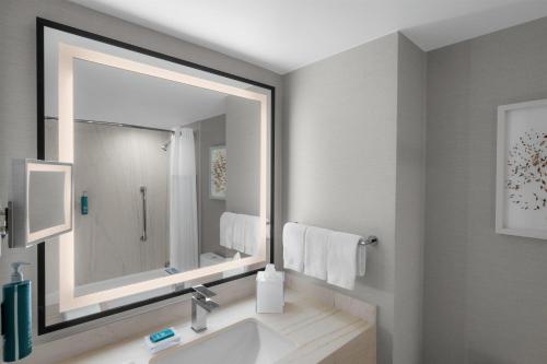 Habitación - 2 camas grandes - Adaptada para personas con discapacidad auditiva del hotel Hilton Los Angeles Airport. Foto 3