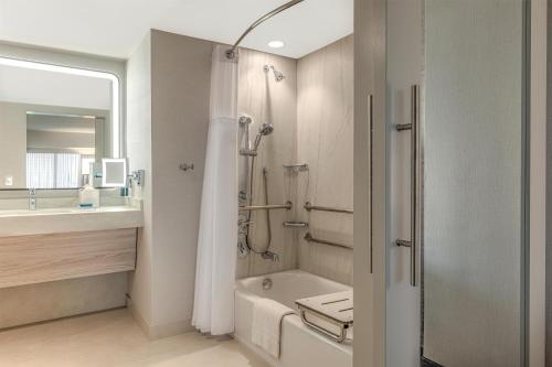 Queen Room with Two Queen Beds and Accessible Tub - Mobility Access del hotel Hilton Los Angeles Airport. Foto 1