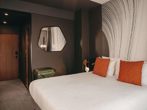 Habitación Doble Superior con sofá cama individual del hotel Novotel Paris Vaugirard Montparnasse. Foto 3