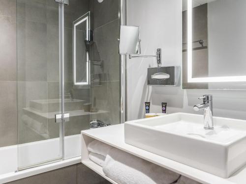 Habitación Doble Superior con sofá cama doble del hotel Novotel Paris Vaugirard Montparnasse. Foto 6