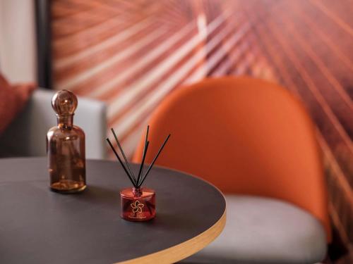 Habitación Doble Clásica con sofá cama del hotel Novotel Paris Vaugirard Montparnasse. Foto 3