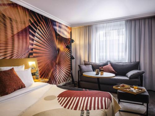 Habitación Doble Clásica con sofá cama del hotel Novotel Paris Vaugirard Montparnasse. Foto 4