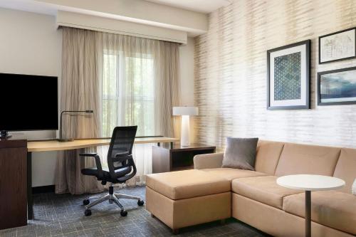 Estudio con cama extragrande y sofá cama del hotel Residence Inn Rochester Henrietta. Foto 3