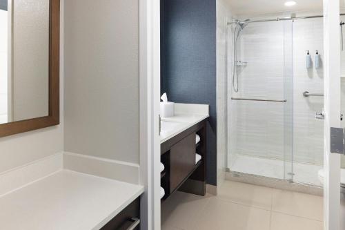 Estudio con cama extragrande y sofá cama del hotel Residence Inn Rochester Henrietta. Foto 4