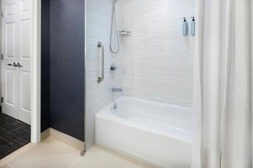 Estudio con cama extragrande y sofá cama del hotel Residence Inn Rochester Henrietta. Foto 6