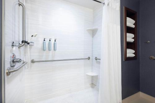 Studio King Suite with Sofa Bed - Mobility and Hearing Accessible with Roll - in Shower del hotel Residence Inn Rochester Henrietta. Foto 4