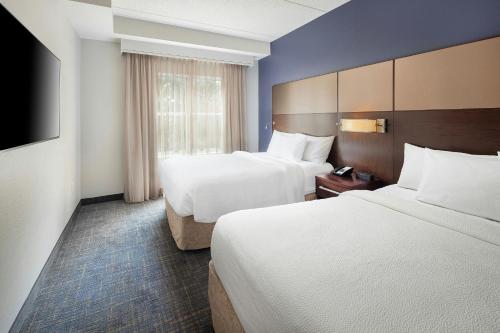 One - Bedroom Queen Suite with Two Queen Beds and Sofa Bed - Mobility and Hearing Accessible with Roll - in Shower del hotel Residence Inn Rochester Henrietta. Foto 1
