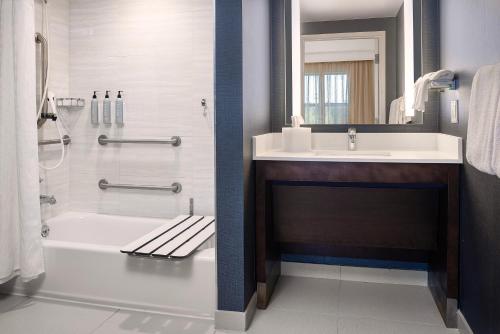 Studio King Room with Sofa Bed - Mobility and Hearing Accessible with Tub del hotel Residence Inn Rochester Henrietta. Foto 4