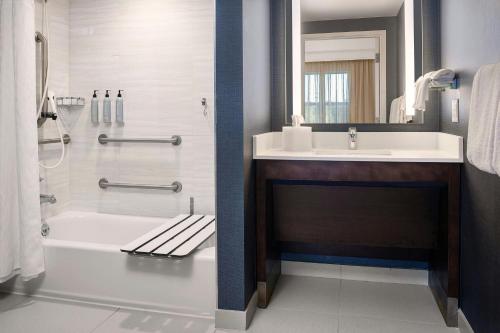 Studio King Room with Sofa Bed - Mobility and Hearing Accessible with Tub del hotel Residence Inn Rochester Henrietta. Foto 8