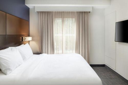 One - Bedroom King Suite with Sofa Bed - Mobility and Hearing Accessible with Tub del hotel Residence Inn Rochester Henrietta. Foto 3