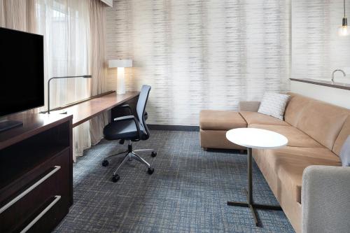 One - Bedroom King Suite with Sofa Bed - Mobility and Hearing Accessible with Tub del hotel Residence Inn Rochester Henrietta. Foto 6