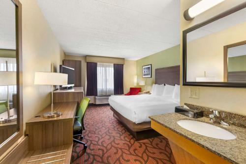 Habitación con cama extragrande y ducha a ras de suelo - Adaptada para personas de movilidad reducida/No fumadores del hotel Best Western Marketplace Inn. Foto 1