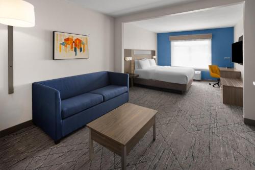 Suite con cama extragrande del hotel Holiday Inn Express Syracuse-Fairgrounds. Foto 3