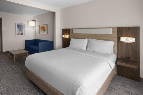Habitación con cama extragrande - Adaptada para personas de movilidad reducida del hotel Holiday Inn Express Syracuse-Fairgrounds