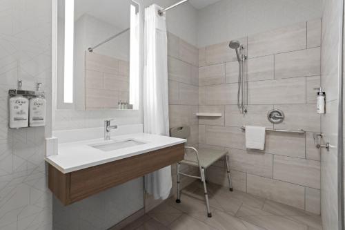 Habitación Estándar con ducha accesible en silla de ruedas - cama extragrande - Adaptada para personas con movilidad reducida del hotel Holiday Inn Express Syracuse-Fairgrounds