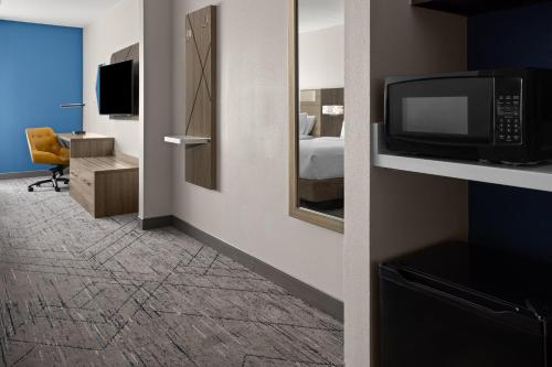 Suite Junior Doble con sofá cama del hotel Holiday Inn Express Syracuse-Fairgrounds. Foto 2