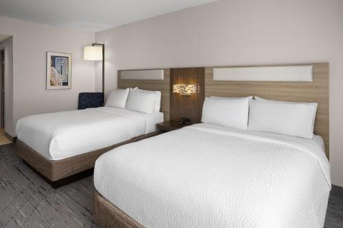 Habitación Estándar - 2 camas grandes del hotel Holiday Inn Express Syracuse-Fairgrounds. Foto 3