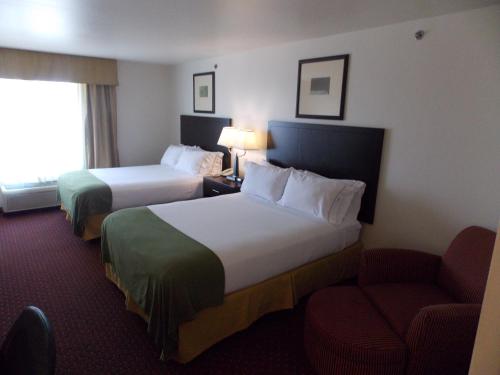 Habitación - 2 camas grandes - Adaptada para personas con movilidad reducida - No fumadores del hotel Holiday Inn Express Syracuse-Fairgrounds. Foto 4