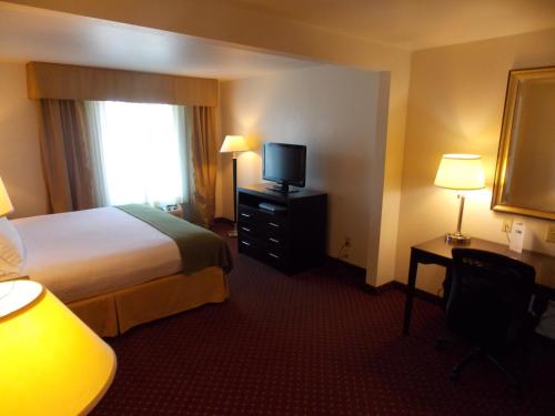Habitación con cama extragrande - Adaptada para personas de movilidad reducida del hotel Holiday Inn Express Syracuse-Fairgrounds. Foto 6