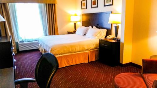 Habitación con cama extragrande - Adaptada para personas de movilidad reducida del hotel Holiday Inn Express Syracuse-Fairgrounds. Foto 9